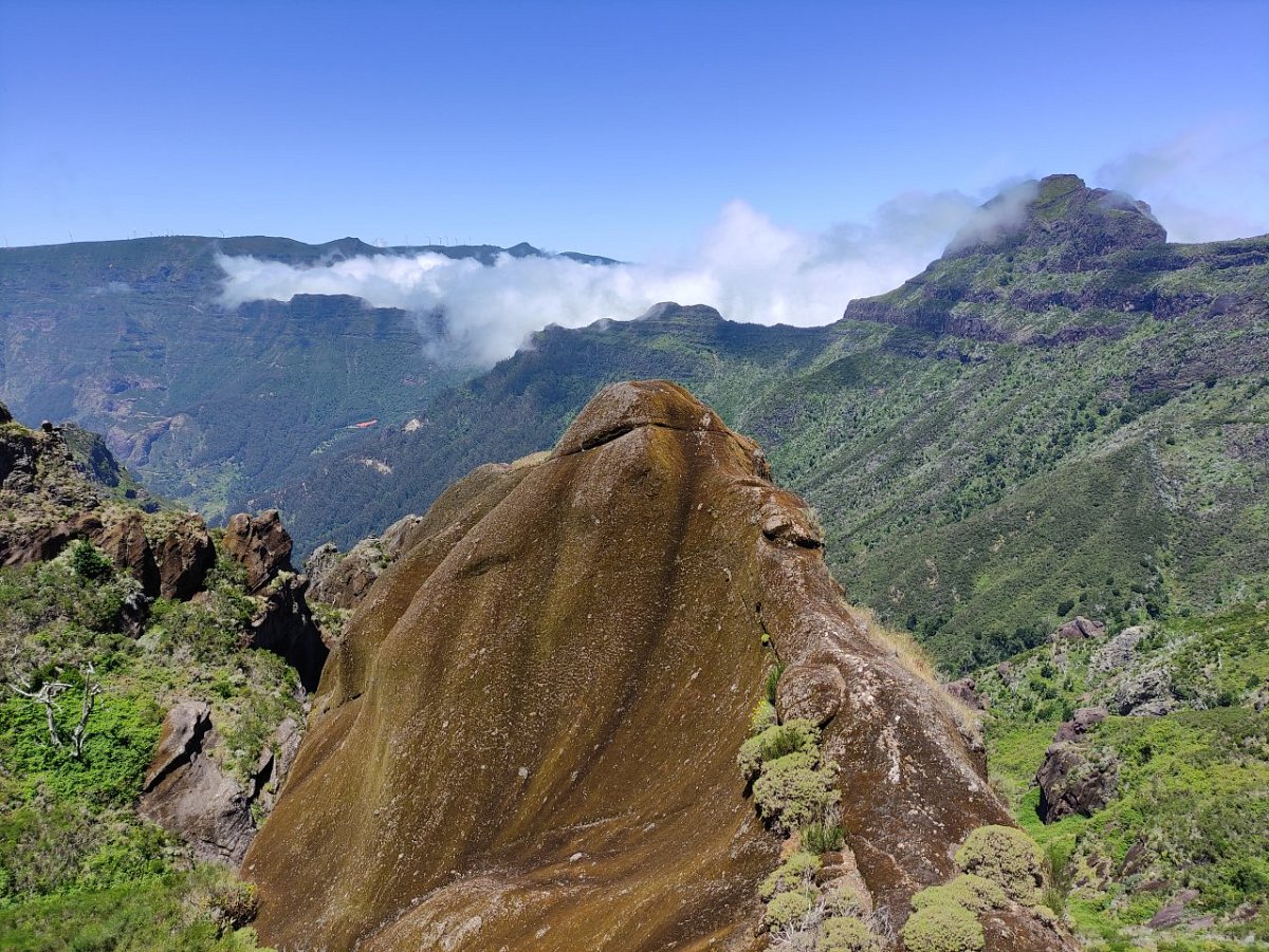 Pico das Empenas (1418 m)