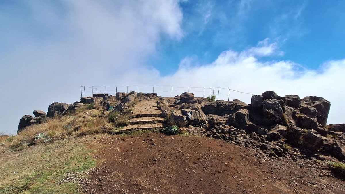 Pico do Juncal (1718 m)